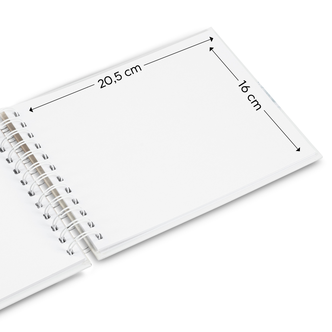Otwarty notatnik spiralny, wymiary 20,5 cm x 16 cm.