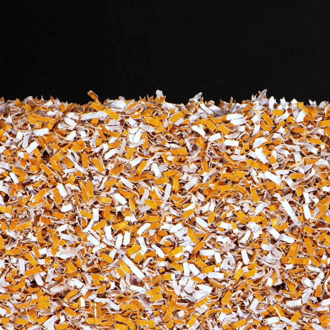 Pomarańczowe i białe skrawki na czarnym tle.