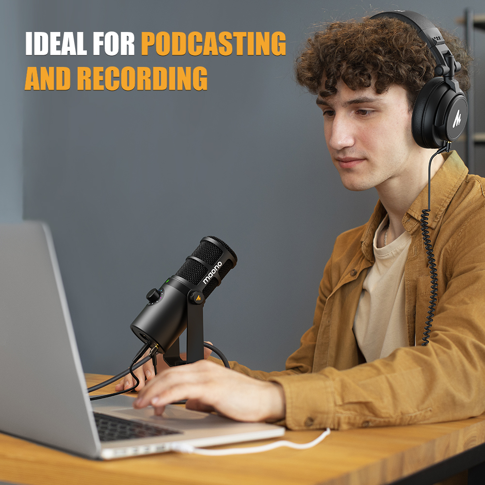 Uomo con cuffie e microfono davanti al laptop, ideale per podcast e registrazioni.