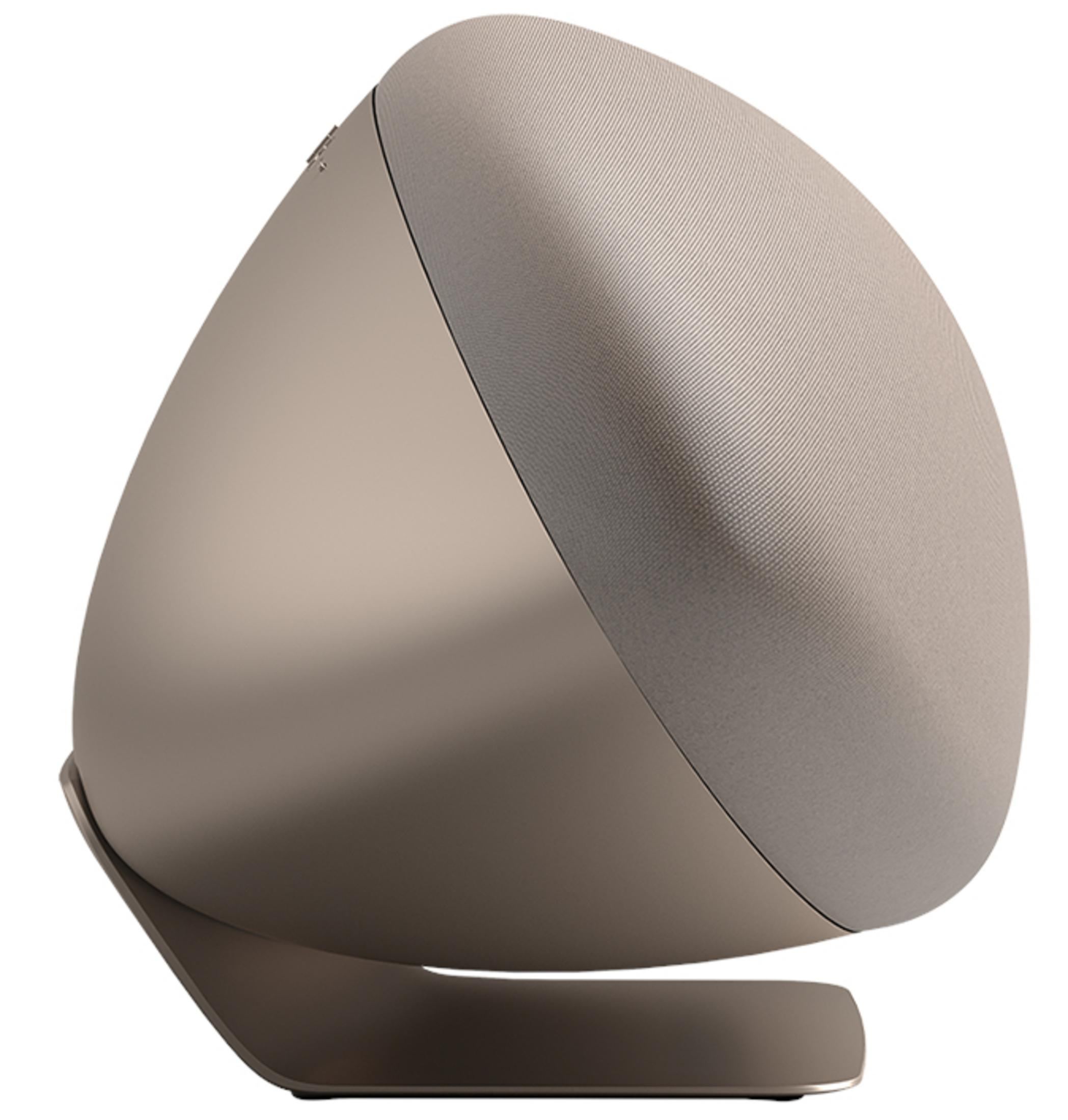 Głośnik w kolorze taupe z materiałową kratką, na podstawie.