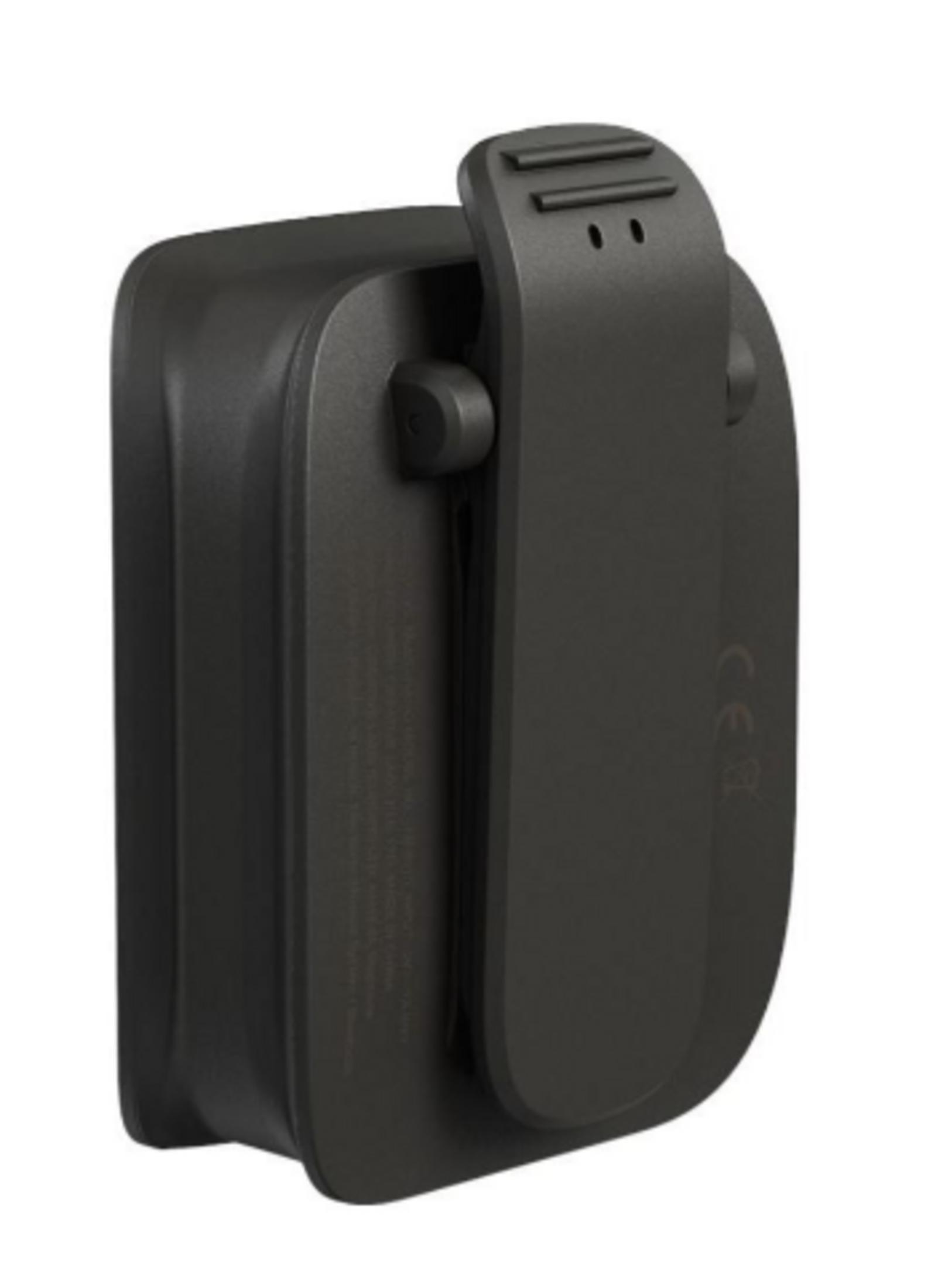Clip nero con scanalature fini e due punti in alto.