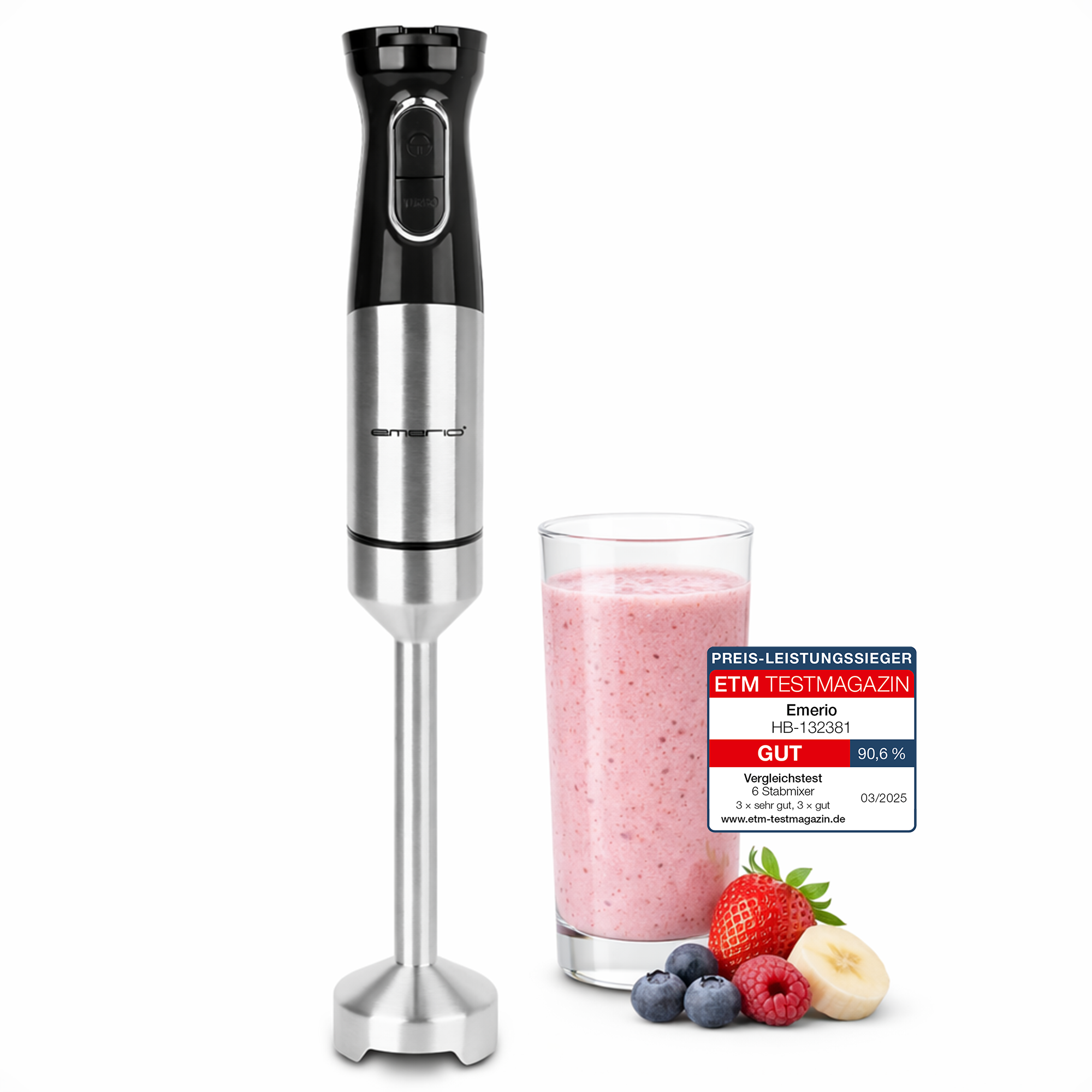 Ein Stabmixer mit einem Glas Fruchtshake, Beeren und Bananen.
