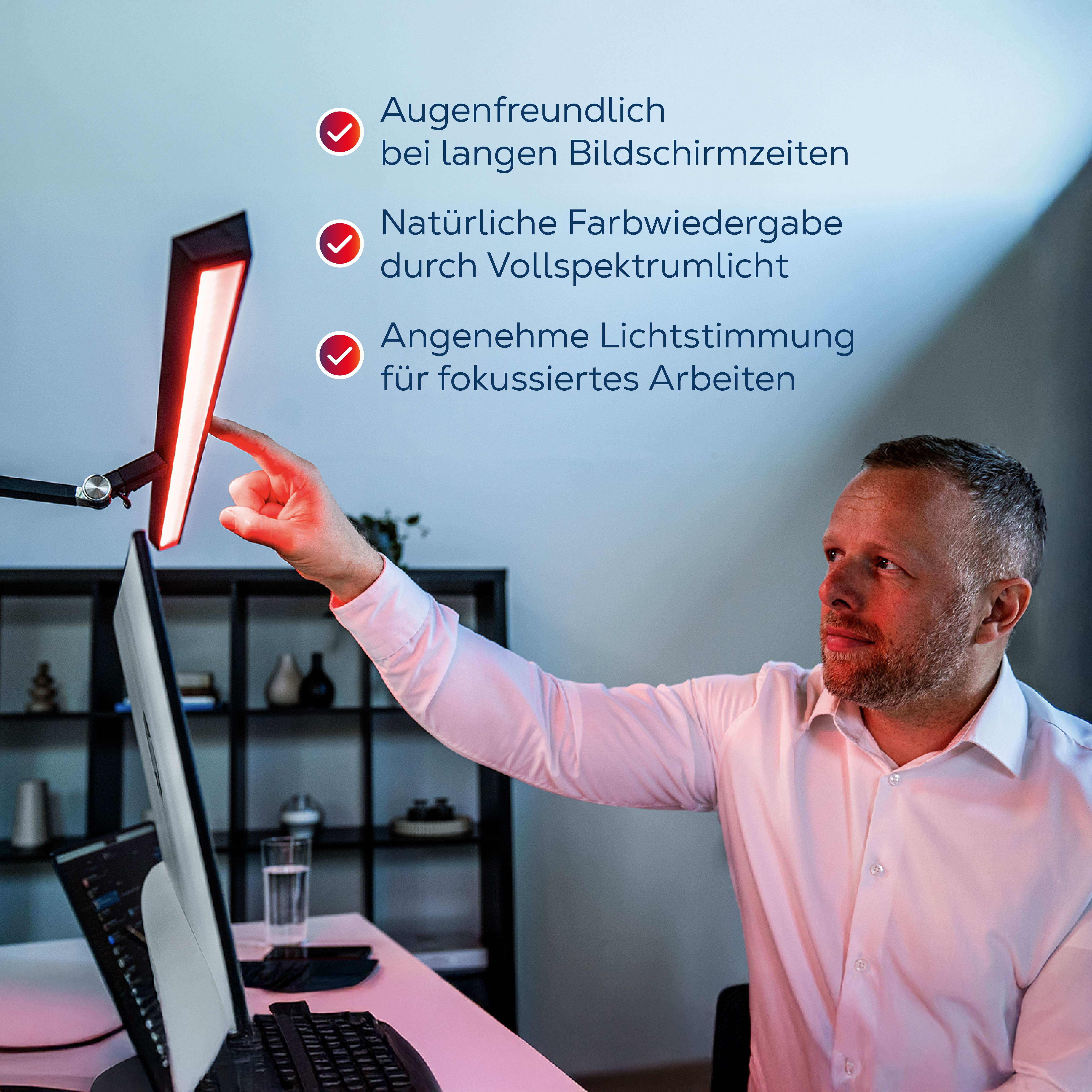 Mann im weißen Hemd nutzt Rotlichtlampe am Schreibtisch mit Computer. Text listet Vorteile.