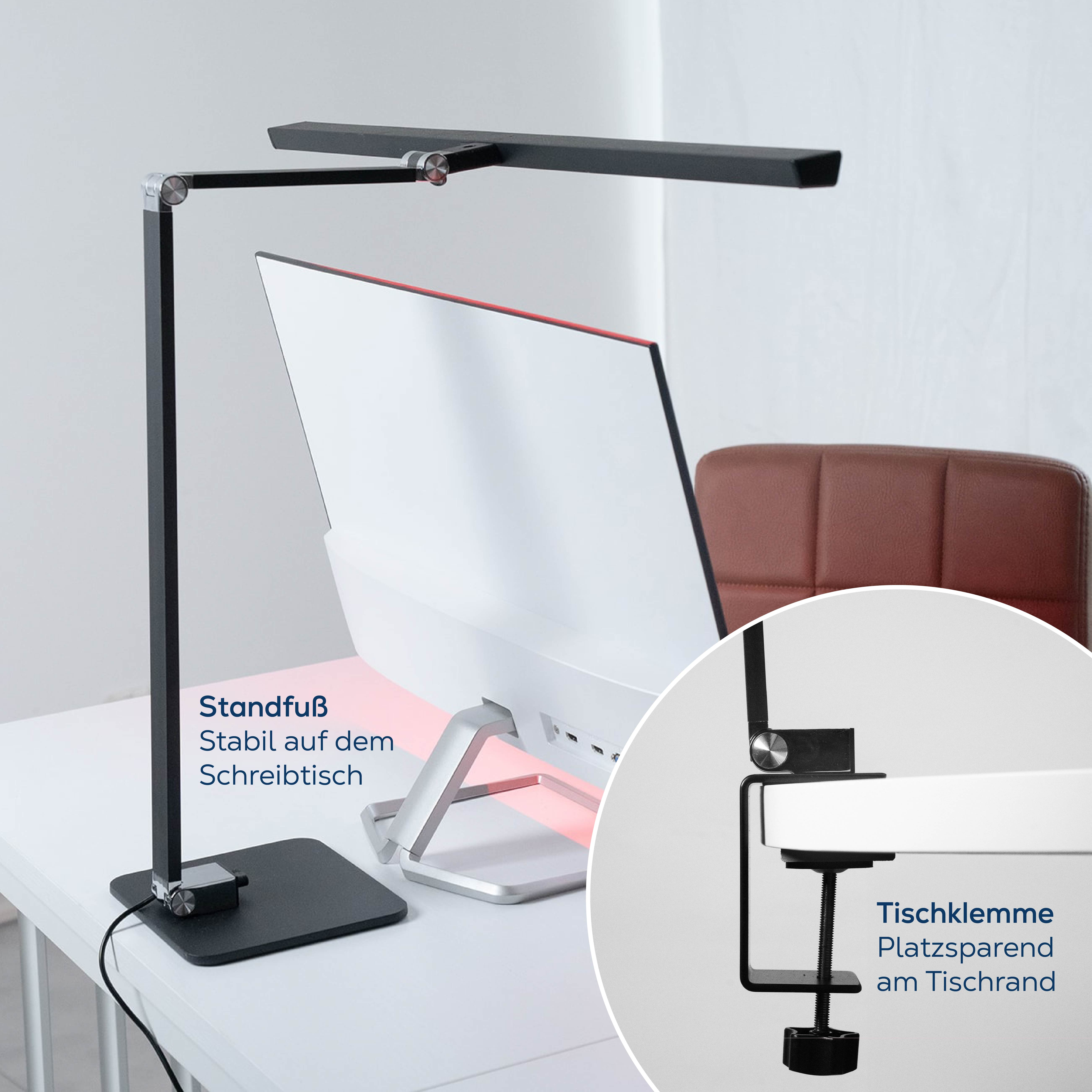Schwarze Schreibtischlampe mit Standfuß und Tischklemme, neben einem Monitor.