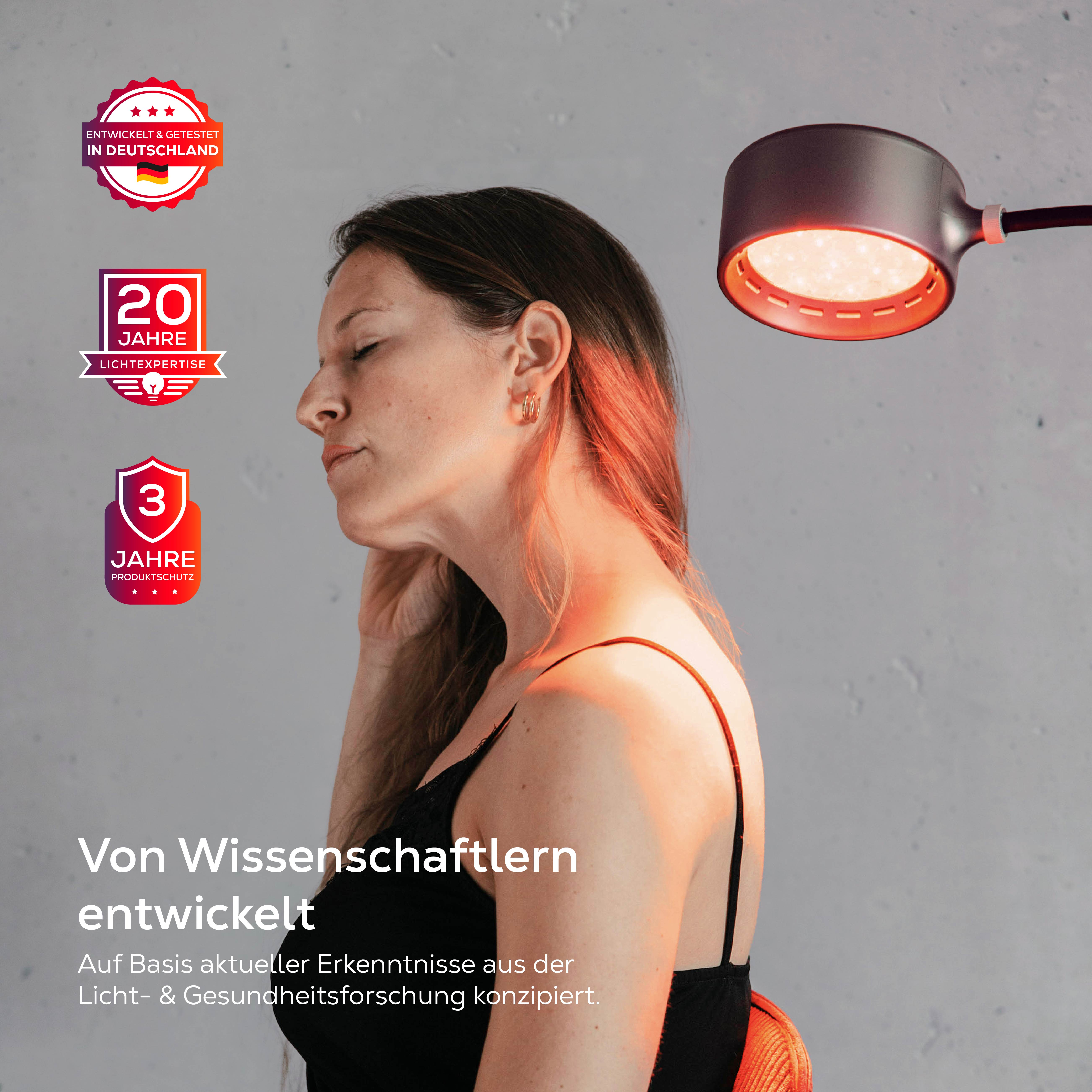 Frau im Profil mit rotem Licht bestrahlt, Logos links.