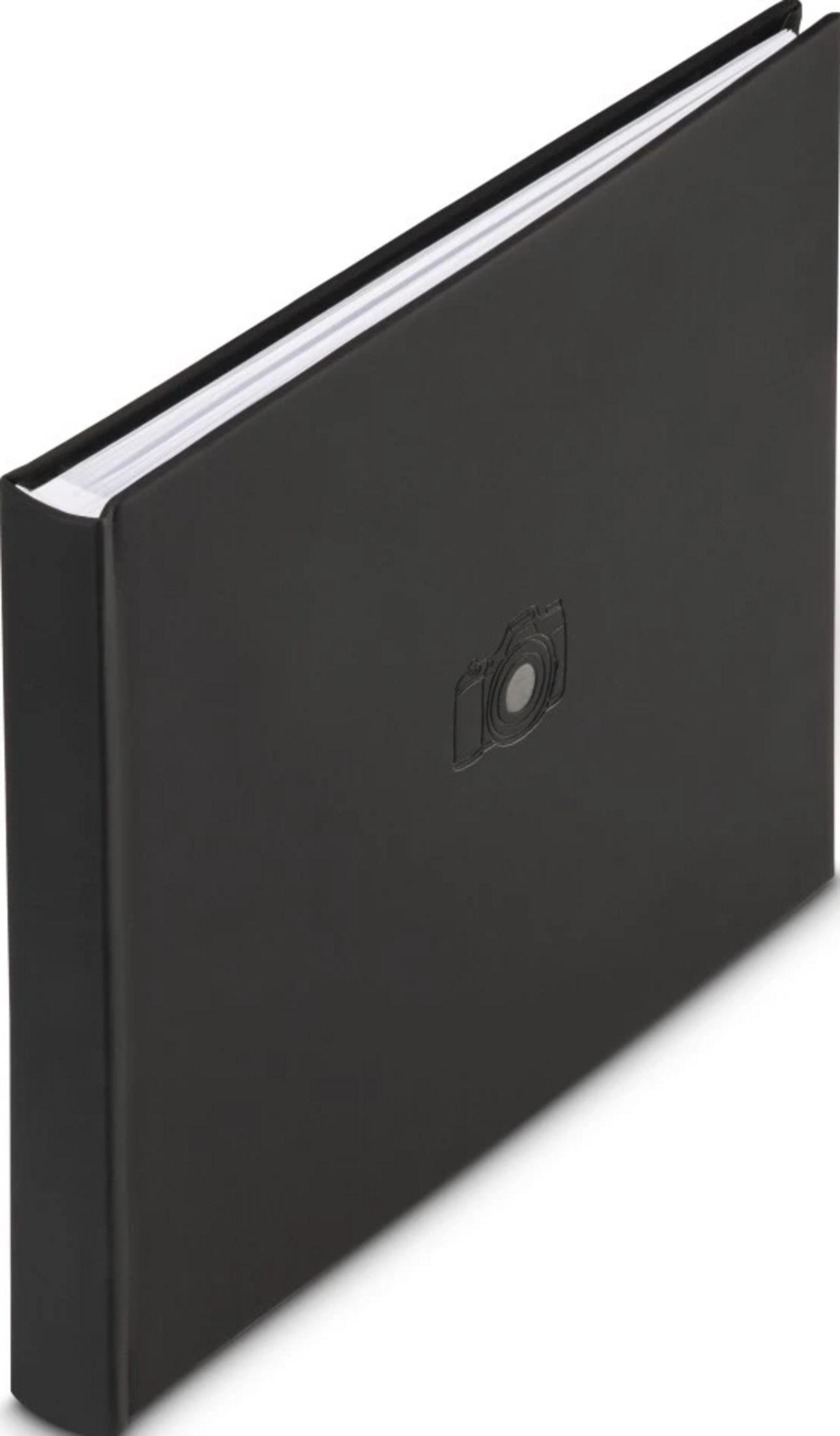 Czarny album na zdjęcia z emblematem aparatu na okładce.