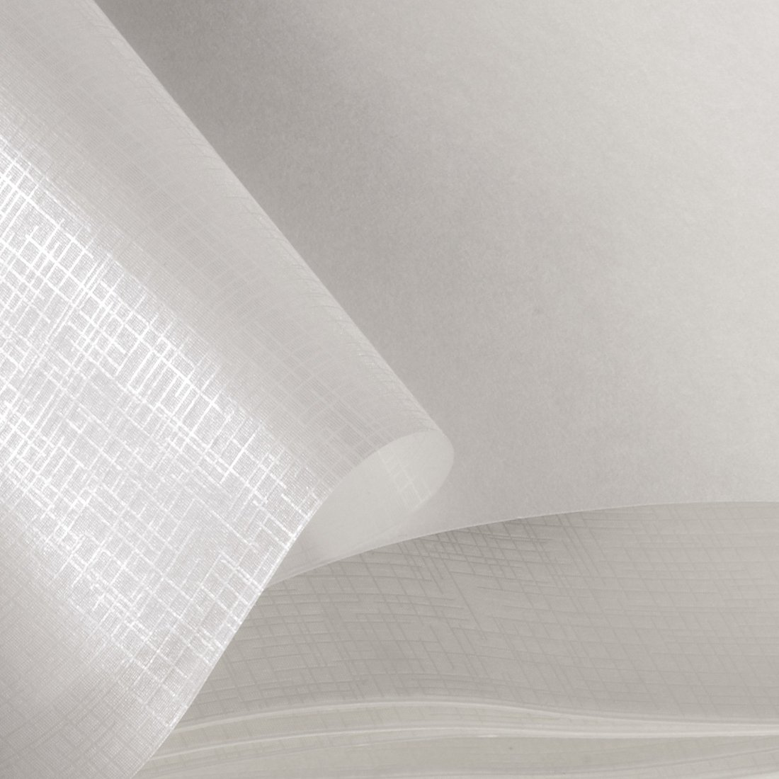 Biała tkanina z drobnym wzorem kraty, delikatnie się wyginająca.