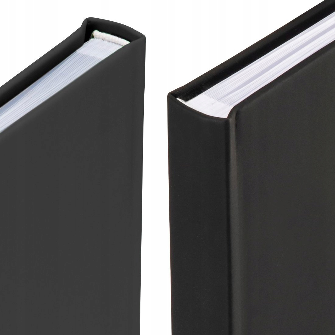 Dwa czarne książki z białymi stronami, obok siebie na białym tle.