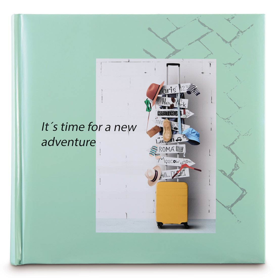 Żółta walizka przed ścianą ze znakami miejsc docelowych i kapeluszami.