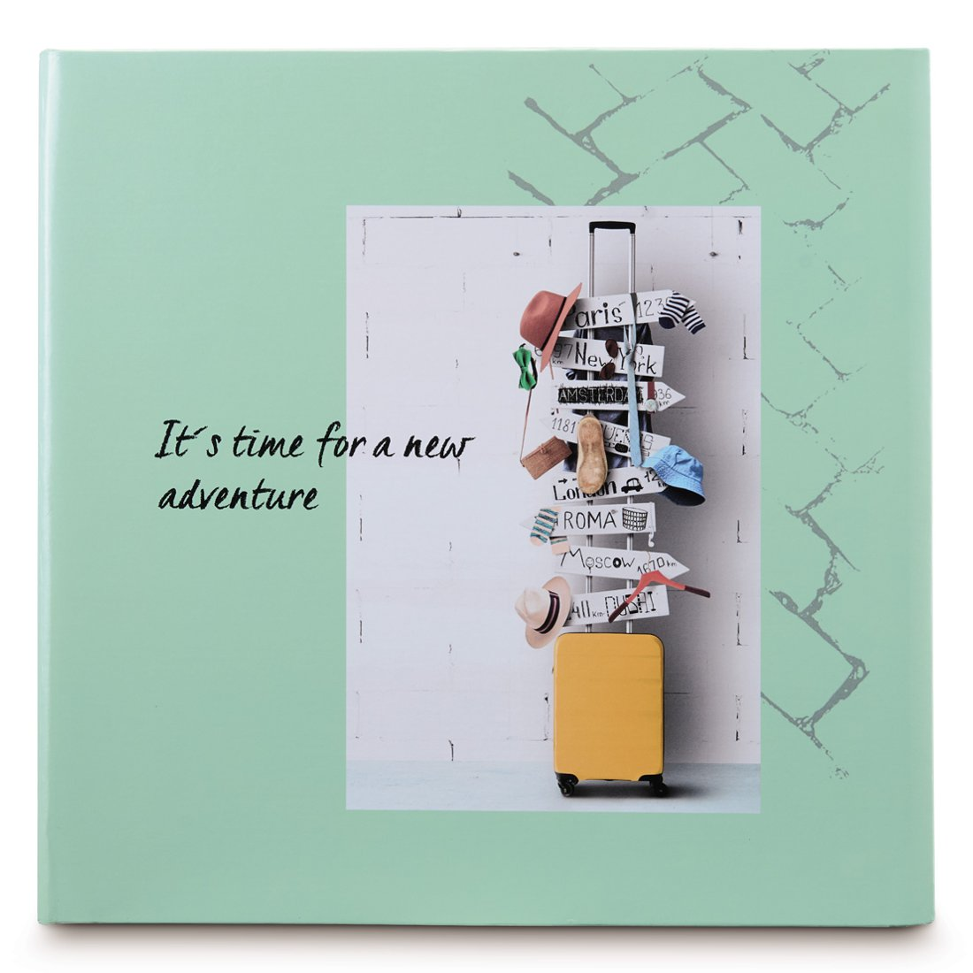 Album podróżny z żółtą walizką i znakami kierunkowymi do miast.