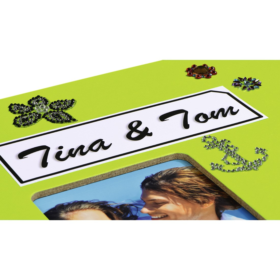 Zielona ramka na zdjęcia z imionami Tina & Tom i ozdobami z dżetów.