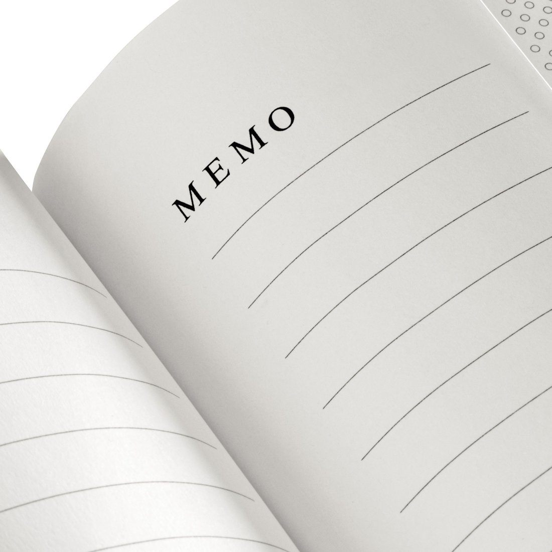 Otwarty notatnik ze słowem MEMO i liniami.