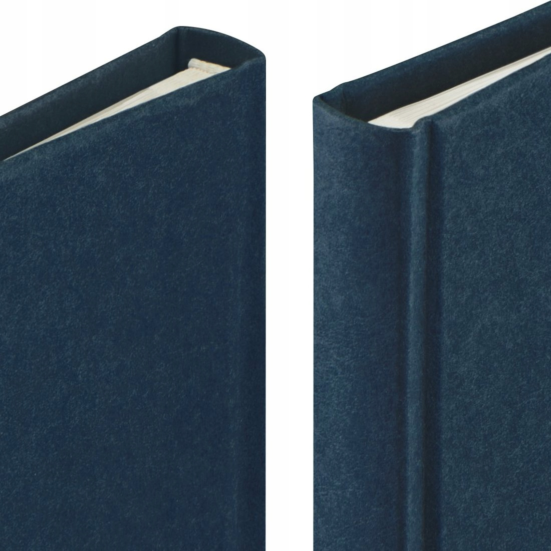 Dwa niebieskie książki w okładce z tkaniny, obok siebie.