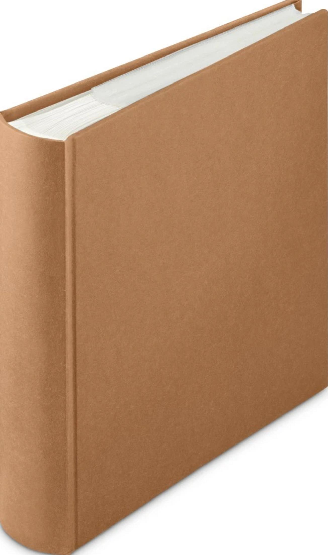 Brązowa książka z białymi stronami, leżąca na białej powierzchni.