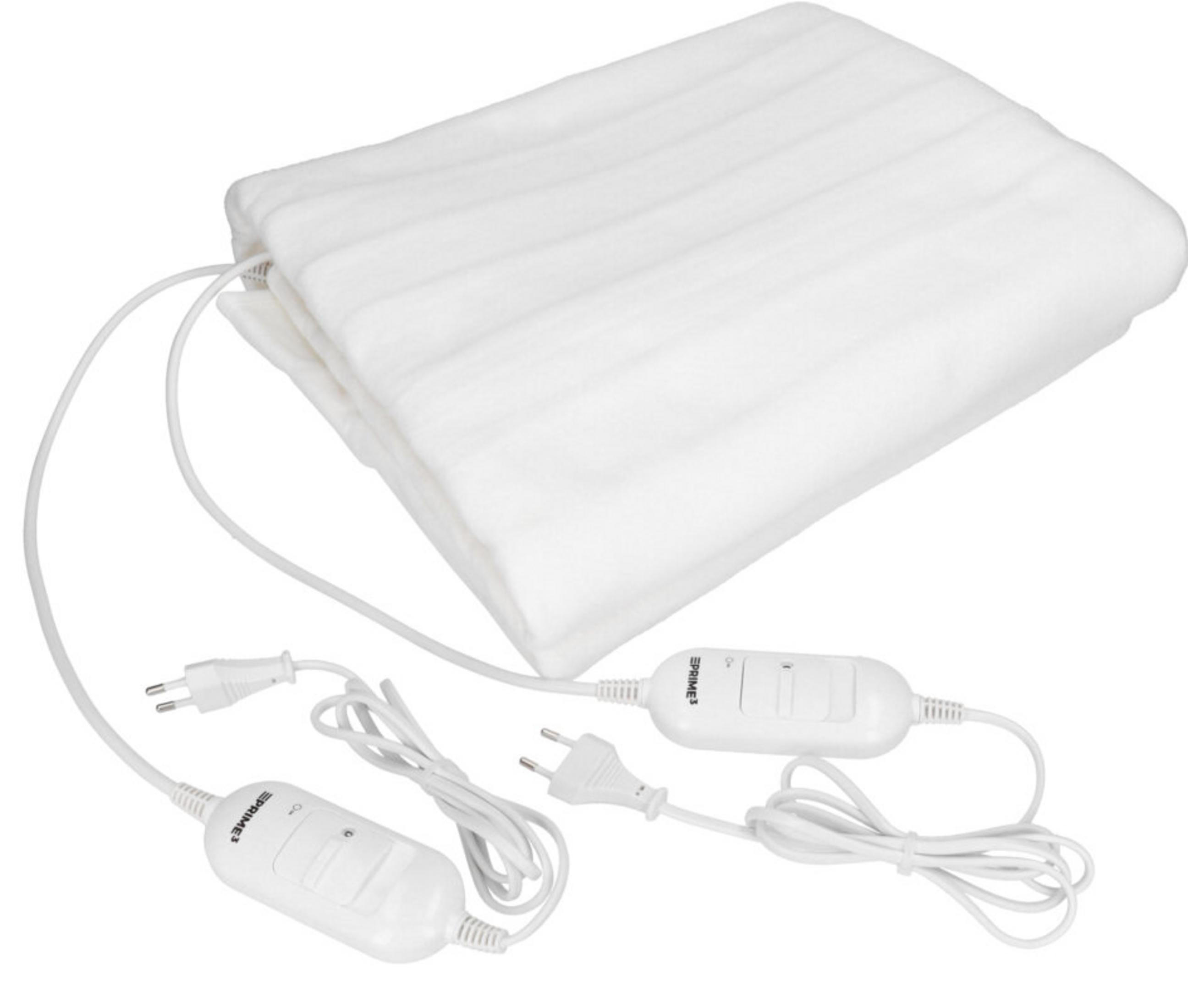 Una coperta elettrica bianca piegata con due controller e spine bianche.