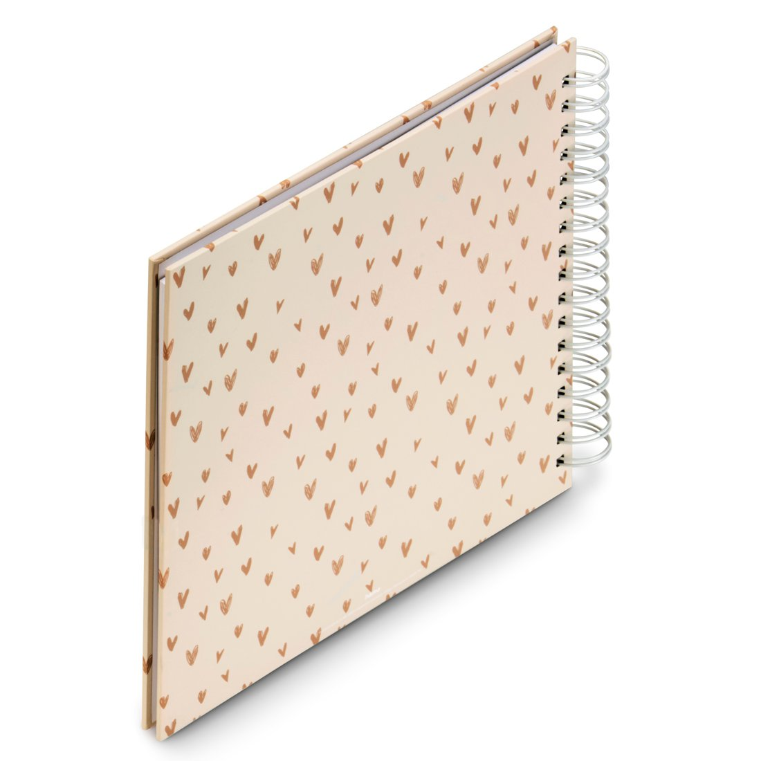 Notatnik z beżową okładką ozdobioną małymi brązowymi serduszkami i spiralnym grzbietem.