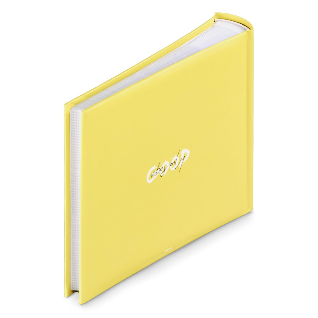 Żółty album na zdjęcia z napisem "vibes only" na okładce.