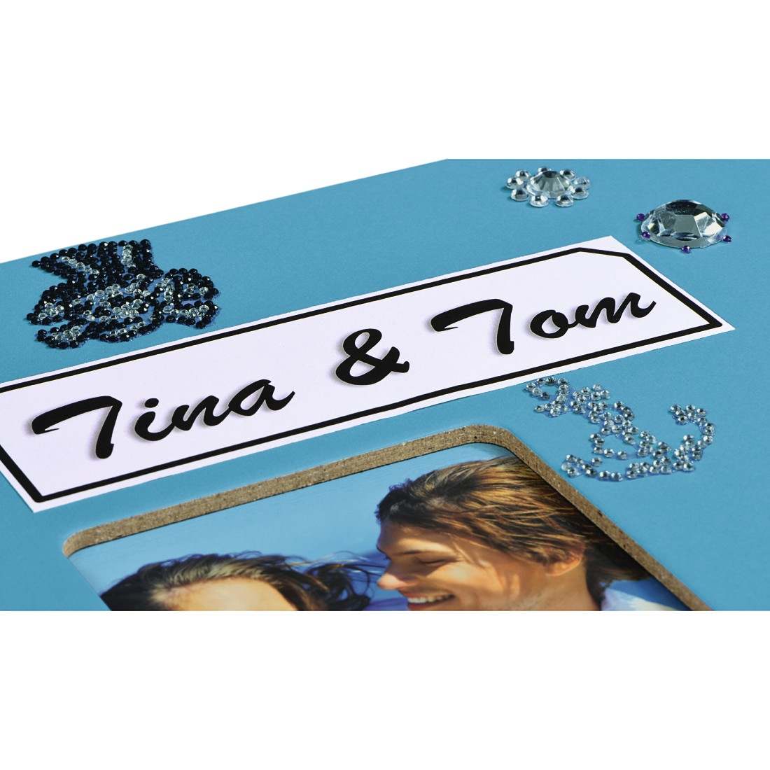 Zdjęcie Tiny i Toma z ozdobami z cyrkonii i pereł na niebieskim tle.