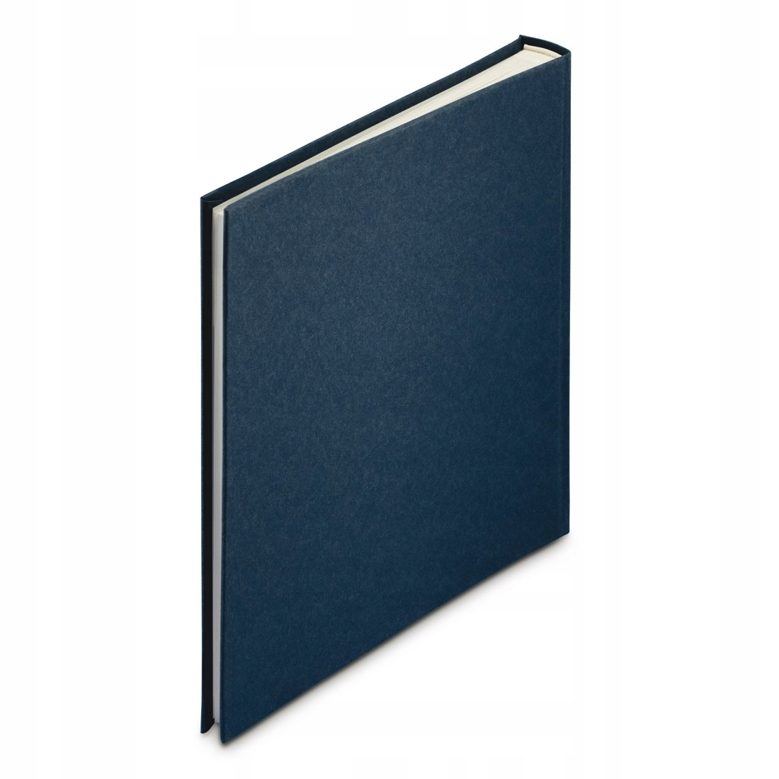 Zamknięta, granatowa książka w twardej oprawie z teksturowaną okładką na białym tle.
