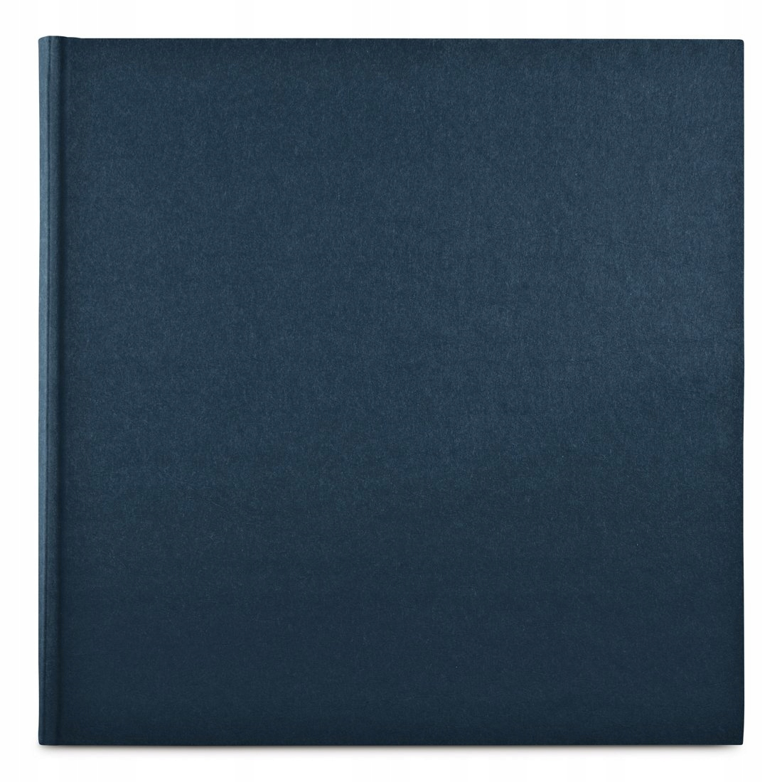 Ciemnoniebieska książka oprawiona w płótno, na białym tle.