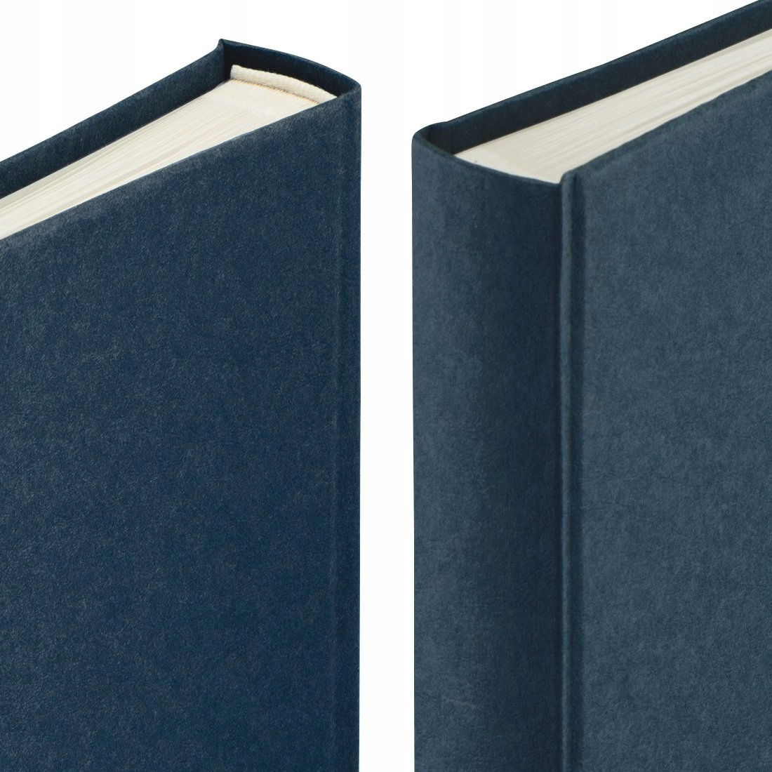 Dwie ciemnoniebieskie książki leżą obok siebie, ich strony są lekko otwarte.