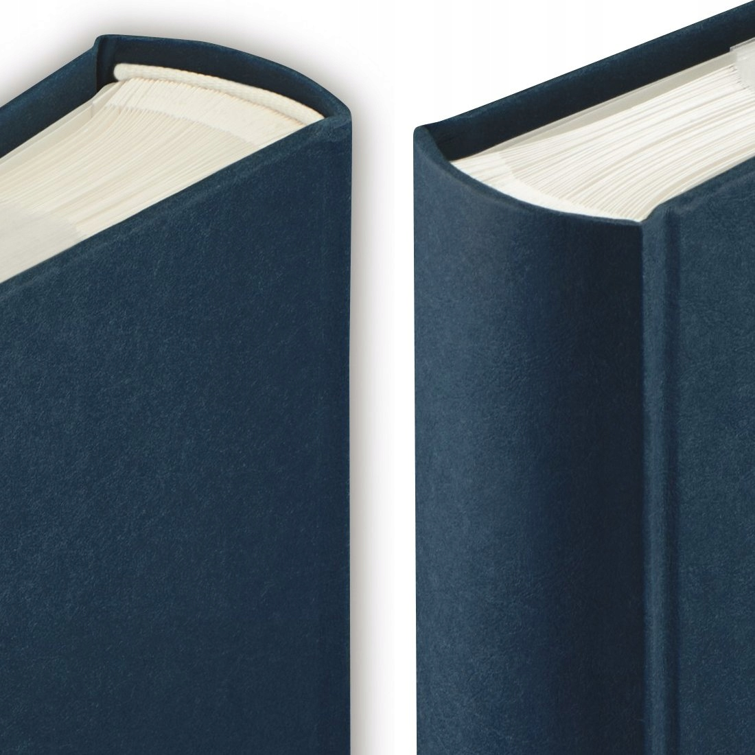 Dwa granatowe książki, strony z białym papierem, zbliżenie.