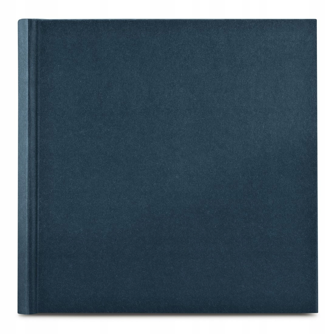 Zamknięta, granatowa książka w twardej oprawie z płócienną okładką, na białym tle.