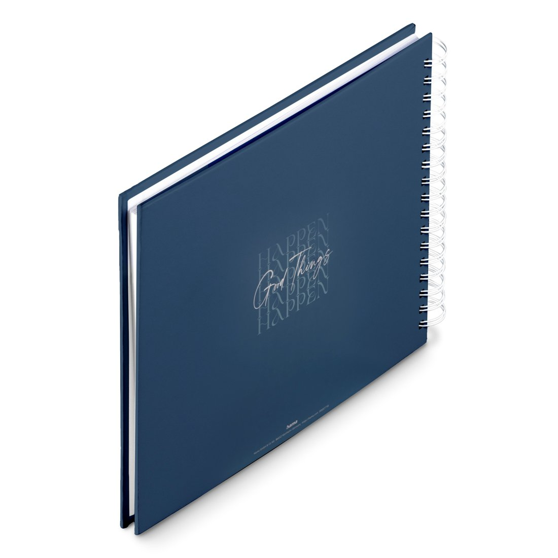 Niebieski notatnik bindowany spiralą z napisem „Good Things Happen” na okładce.