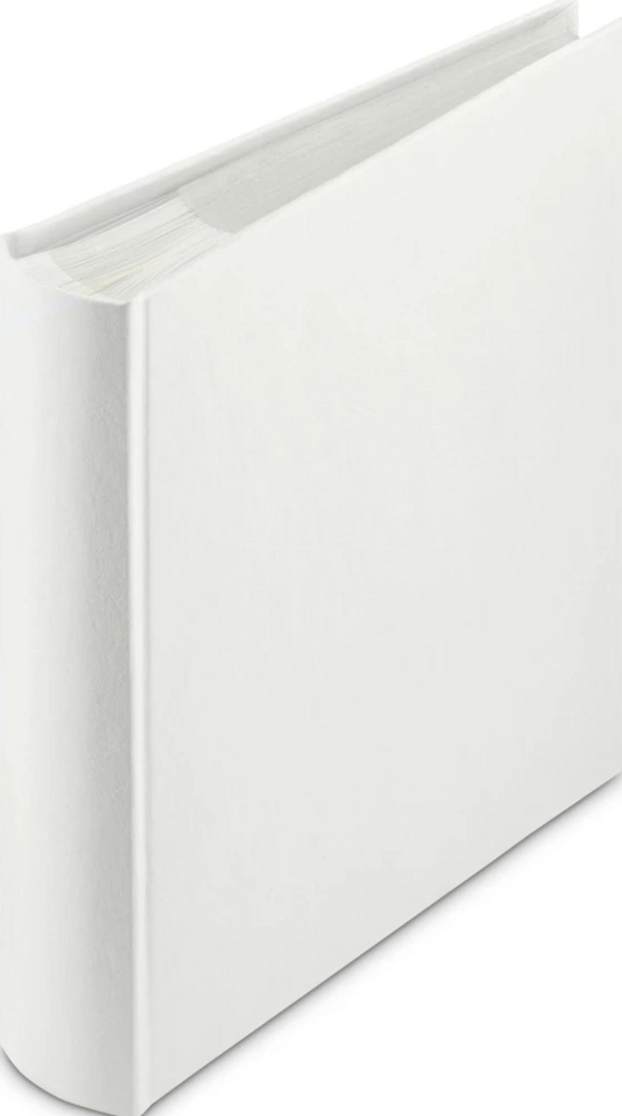 Zamknięta biała książka leży na białym tle.