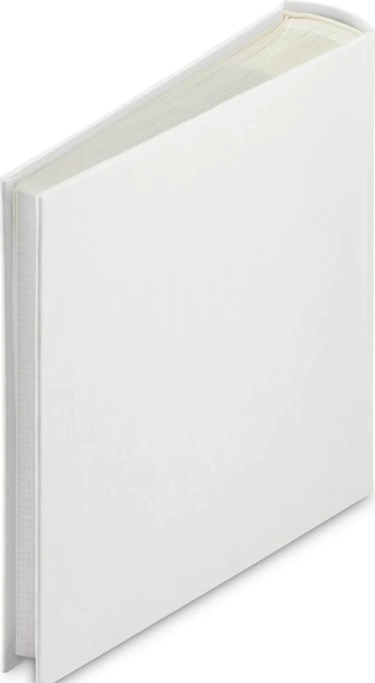 Zamknięty, biały notatnik lub album leży na białym tle.