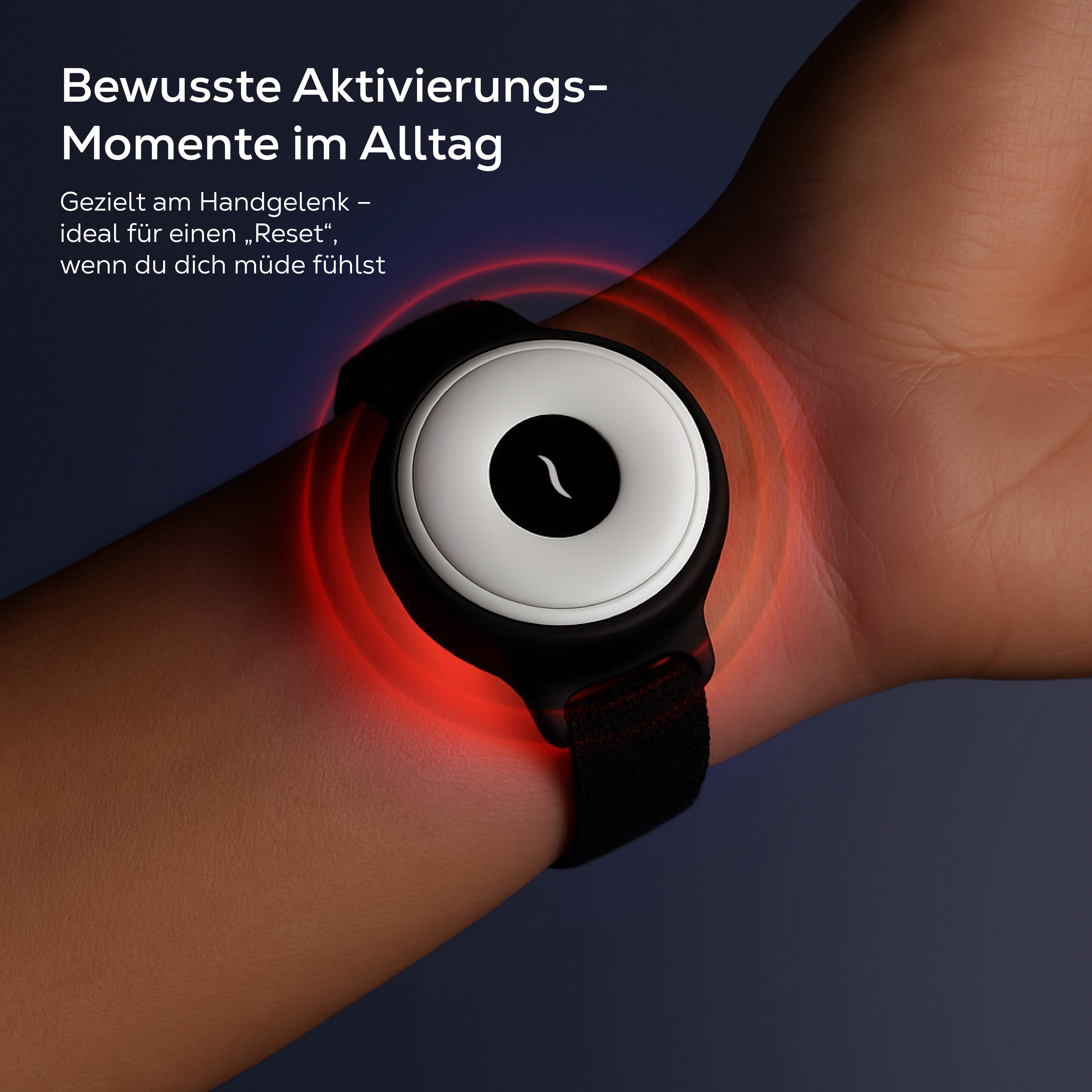 Armbanduhr mit weißem Zifferblatt und rotem Leuchten am Handgelenk.