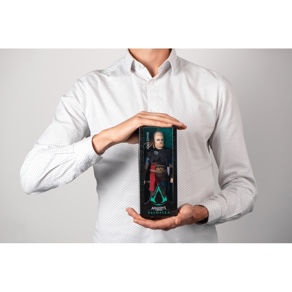 Un uomo tiene in mano una figura di Eivor di Assassin's Creed Valhalla nella sua scatola.