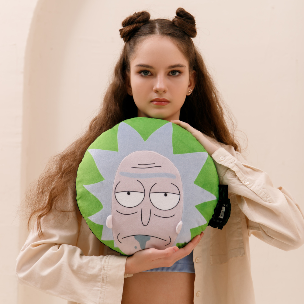 Una ragazza tiene un cuscino di Rick Sanchez.