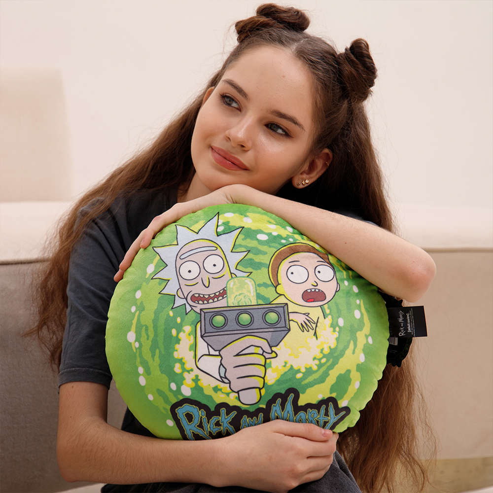 Una donna tiene un cuscino di Rick and Morty con Rick e Morty.