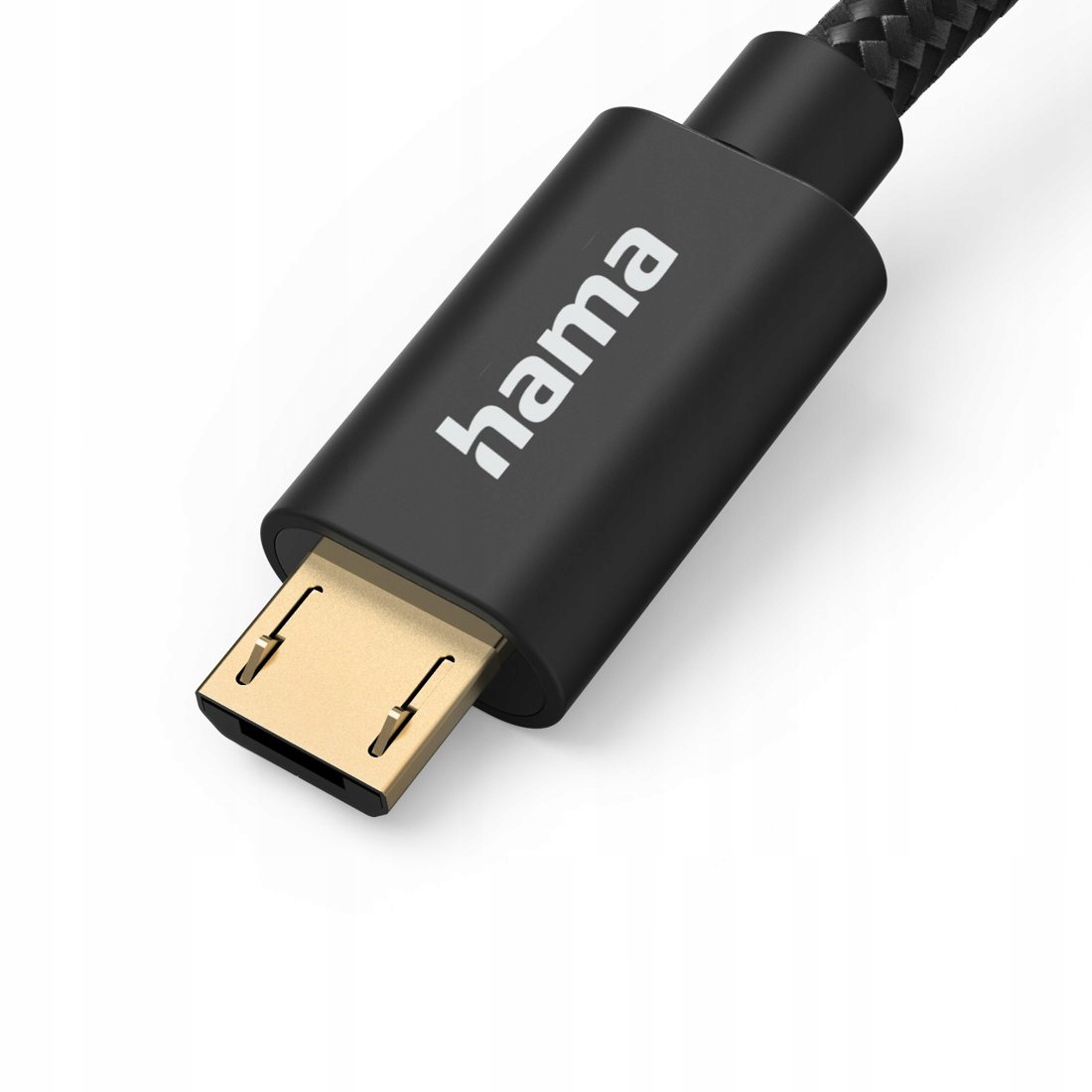 Zbliżenie czarnego kabla Hama ze złotą wtyczką Micro-USB na białym tle.