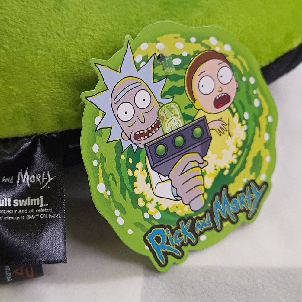 Rick e Morty su un'etichetta con sfondo a portale.