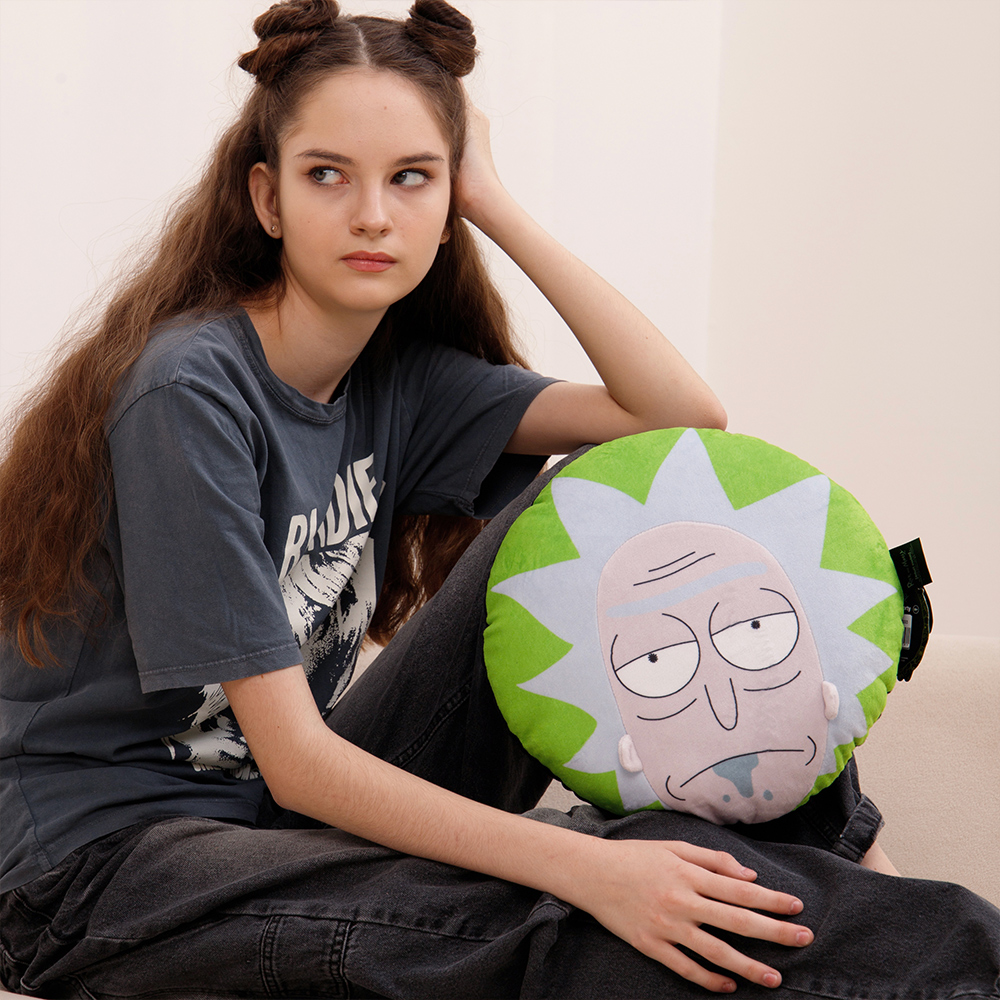 Una ragazza con chignon buffi tiene un cuscino di Rick.