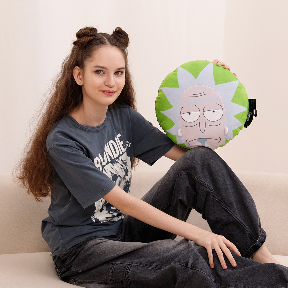 Una ragazza con i capelli raccolti a ciambella tiene un cuscino di Rick.