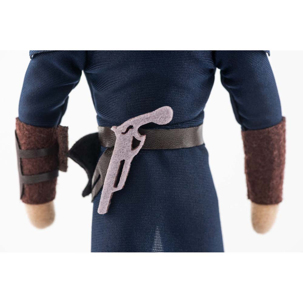 Una bambola con abito scuro, cintura marrone e accessorio pistola.