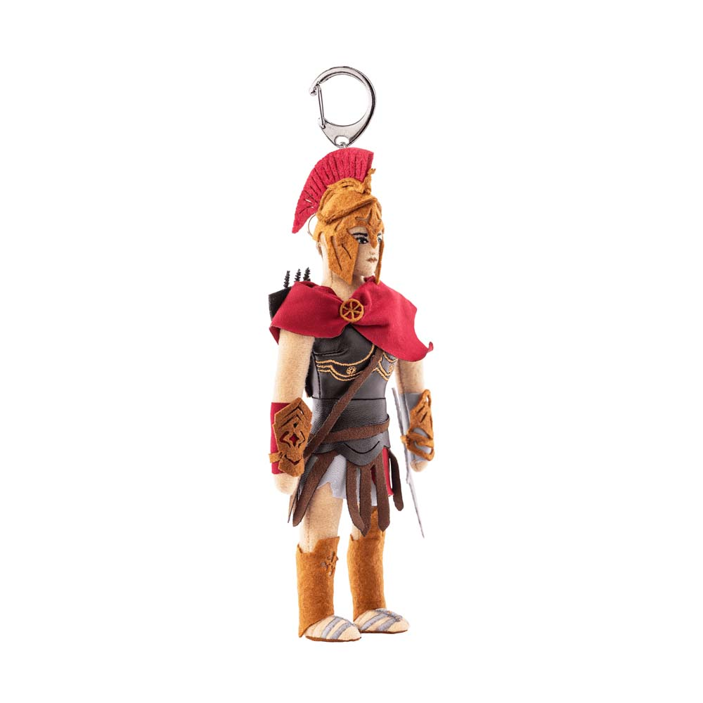 Un portachiavi di peluche di una figura di guerriero con elmo, mantello e armatura.