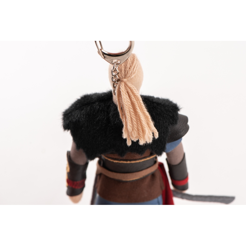 Vista posteriore di una figura di stoffa con trecce bionde e abiti da guerriero.