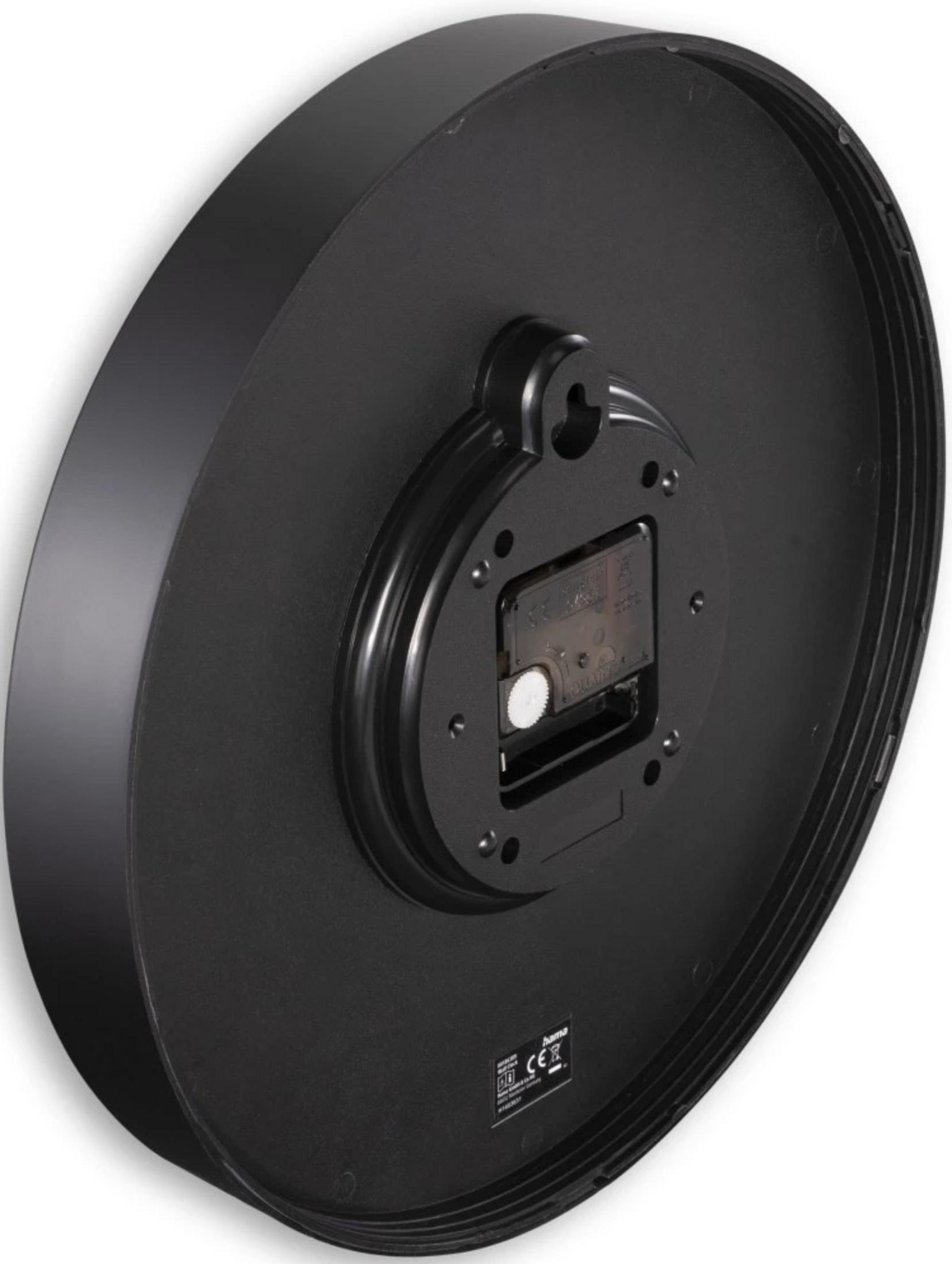 Tył czarnego zegara ściennego z mechanizmem kwarcowym i zawieszką.