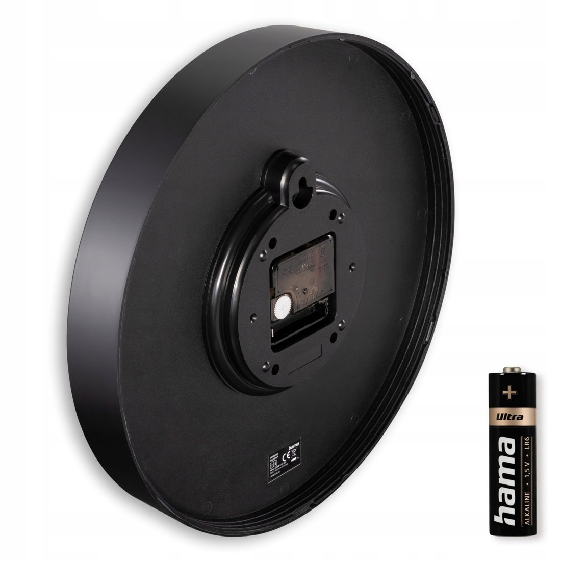 Tył czarnego zegara ściennego z mechanizmem i obok baterii AA.