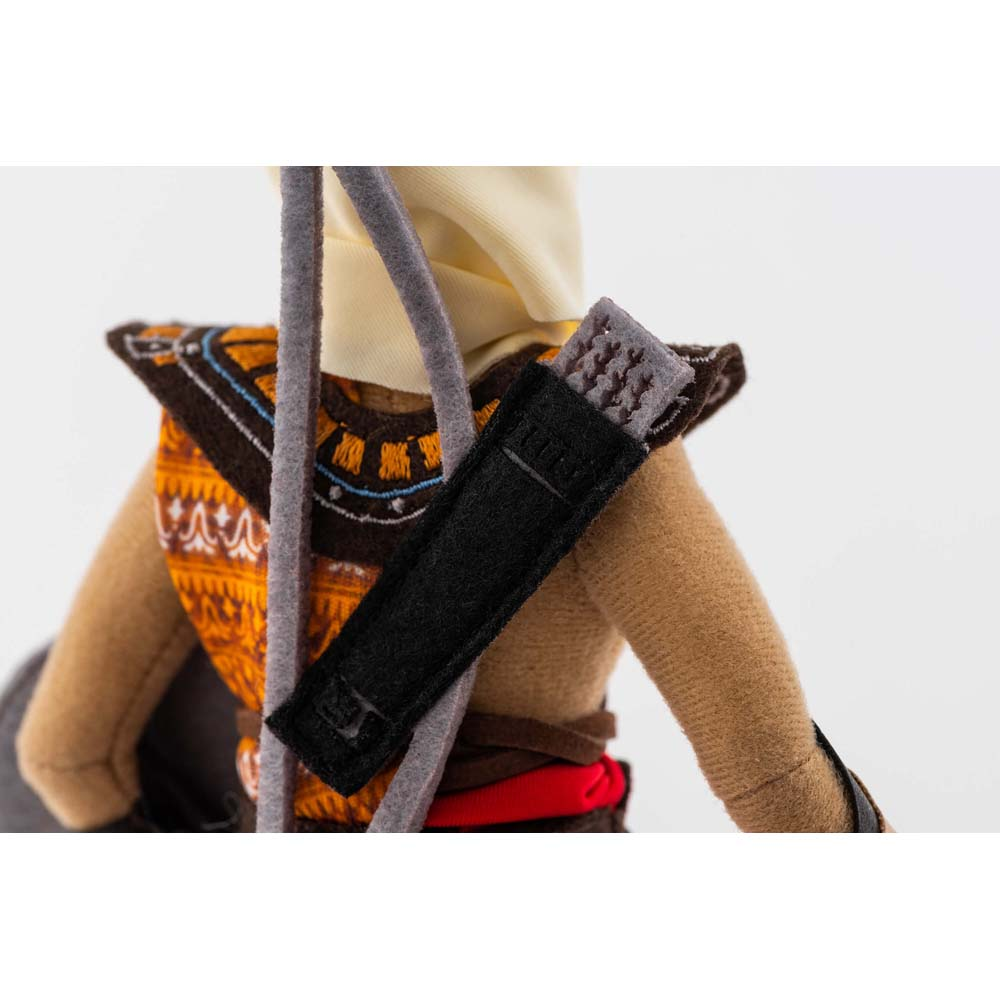 Figura di peluche con faretra, indossa abiti tradizionali e cappuccio.