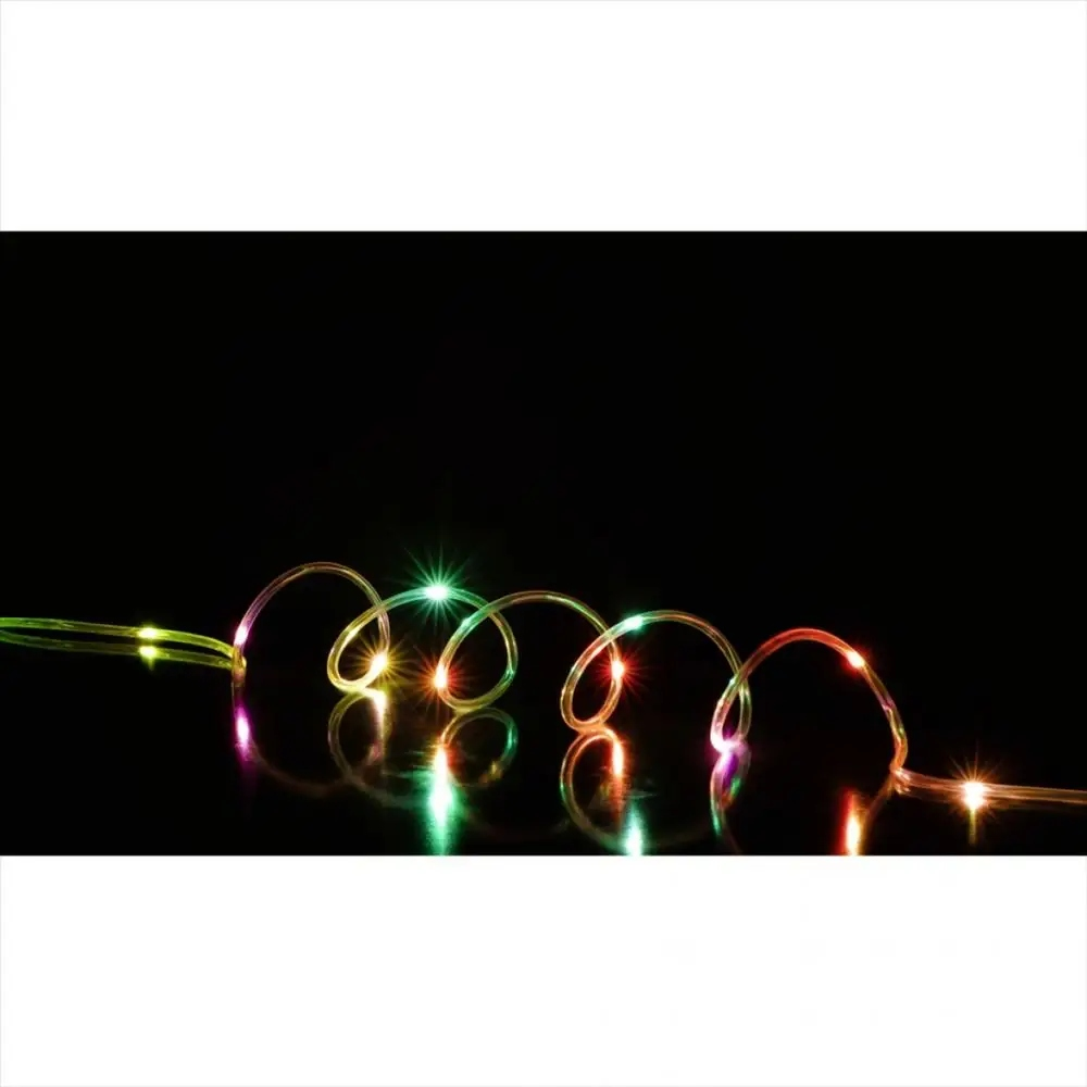 Zwinięty sznur świateł z kolorowymi żarówkami na czarnym tle.