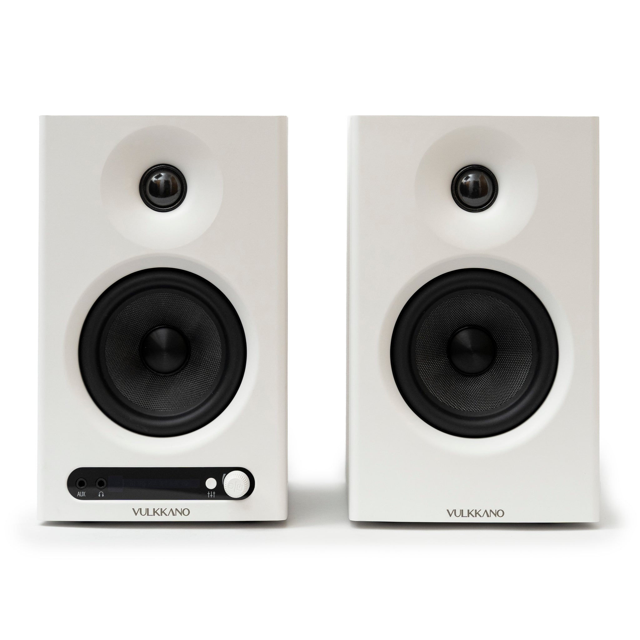 Due altoparlanti bianchi con woofer neri e tweeter, su sfondo bianco.