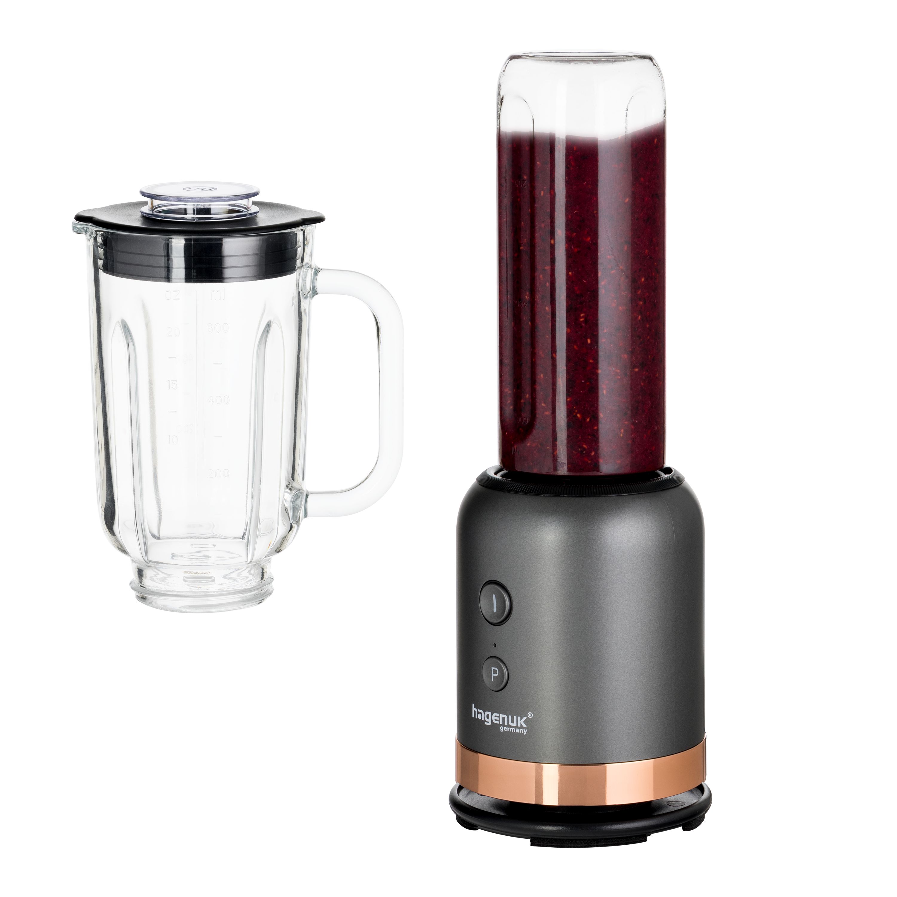 Grauer Mixer mit Beeren-Smoothie und leerem Glasbehälter, schwarzer Hintergrund.