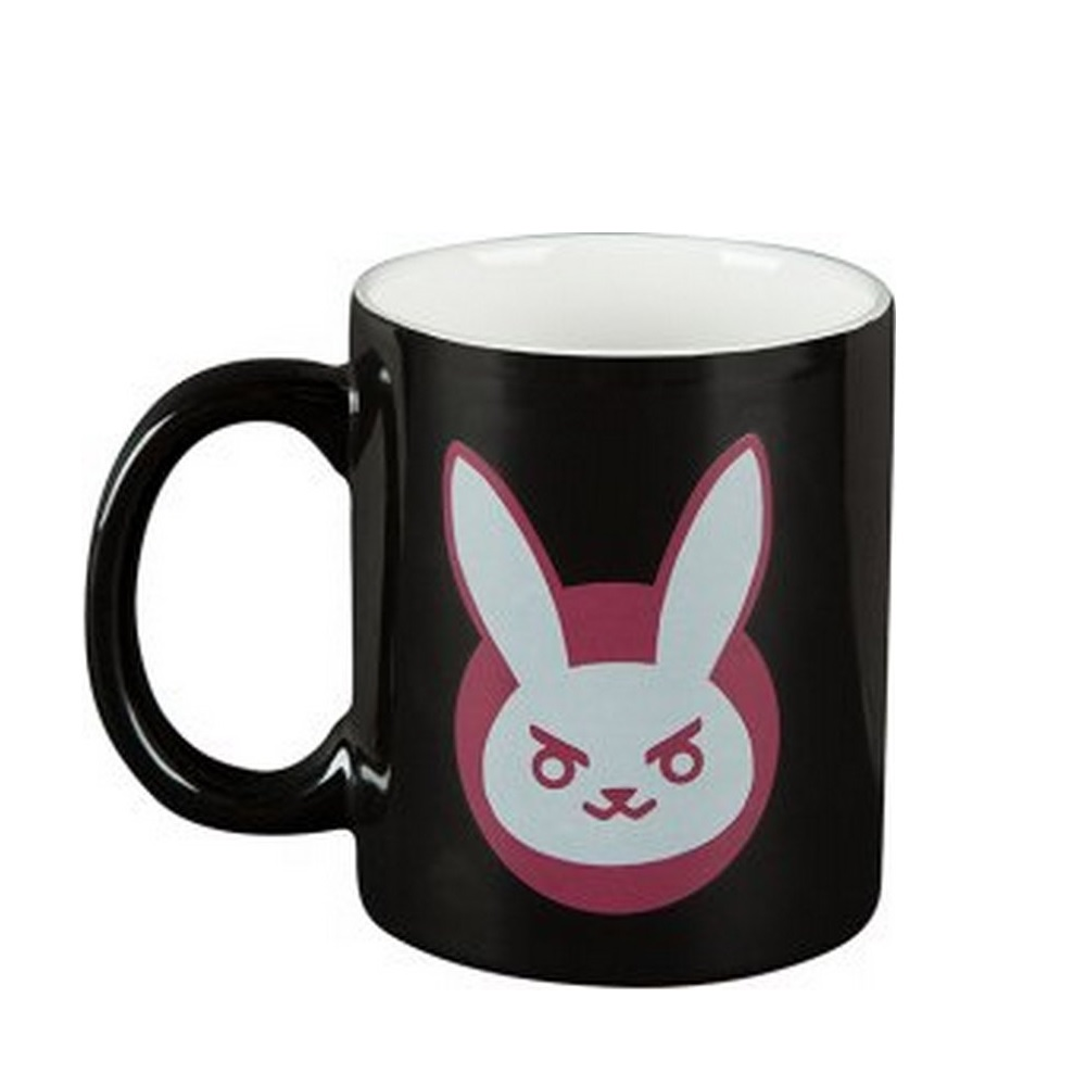 Tazza nera con cerchio rosa e muso di coniglio bianco con occhi blu.