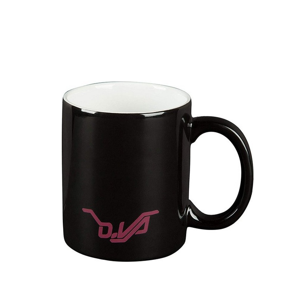 Tazza nera con logo rosa e bordo bianco.