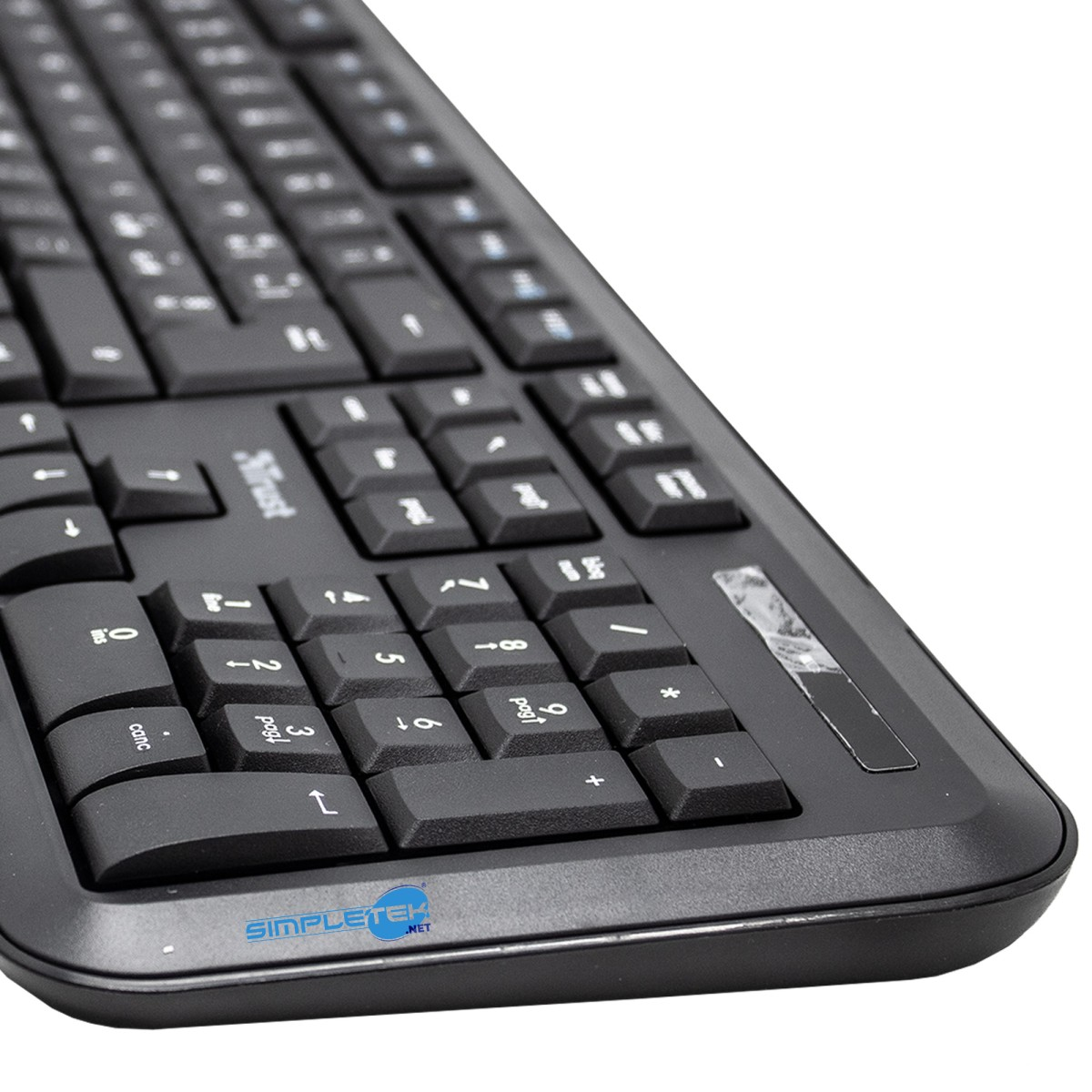 Primo piano di una tastiera nera per computer, con focus sul tastierino numerico.